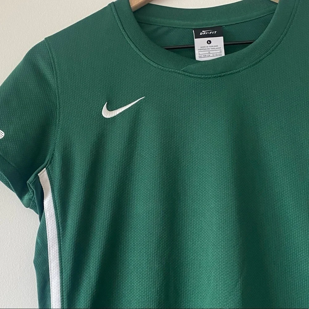 Retro‎ Nike Short sleeve shirt. Green/white. Size 12-13 years